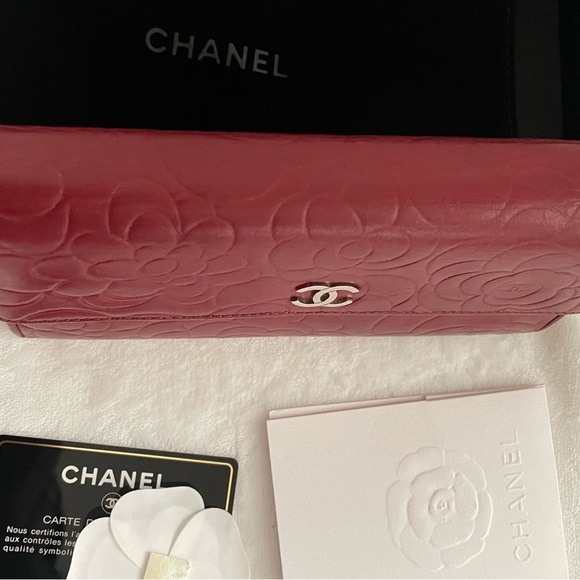 Chanel Lambskin Camellia Embossed wallet - Picture 14 of 16